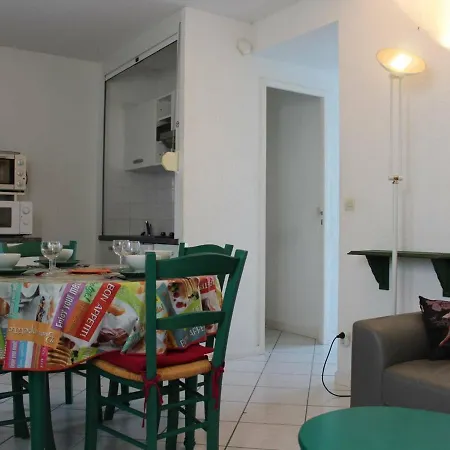Semesterbostad Maison Jonzac, 4 Pieces, 6 Personnes - Fr-1-246d-13 *
